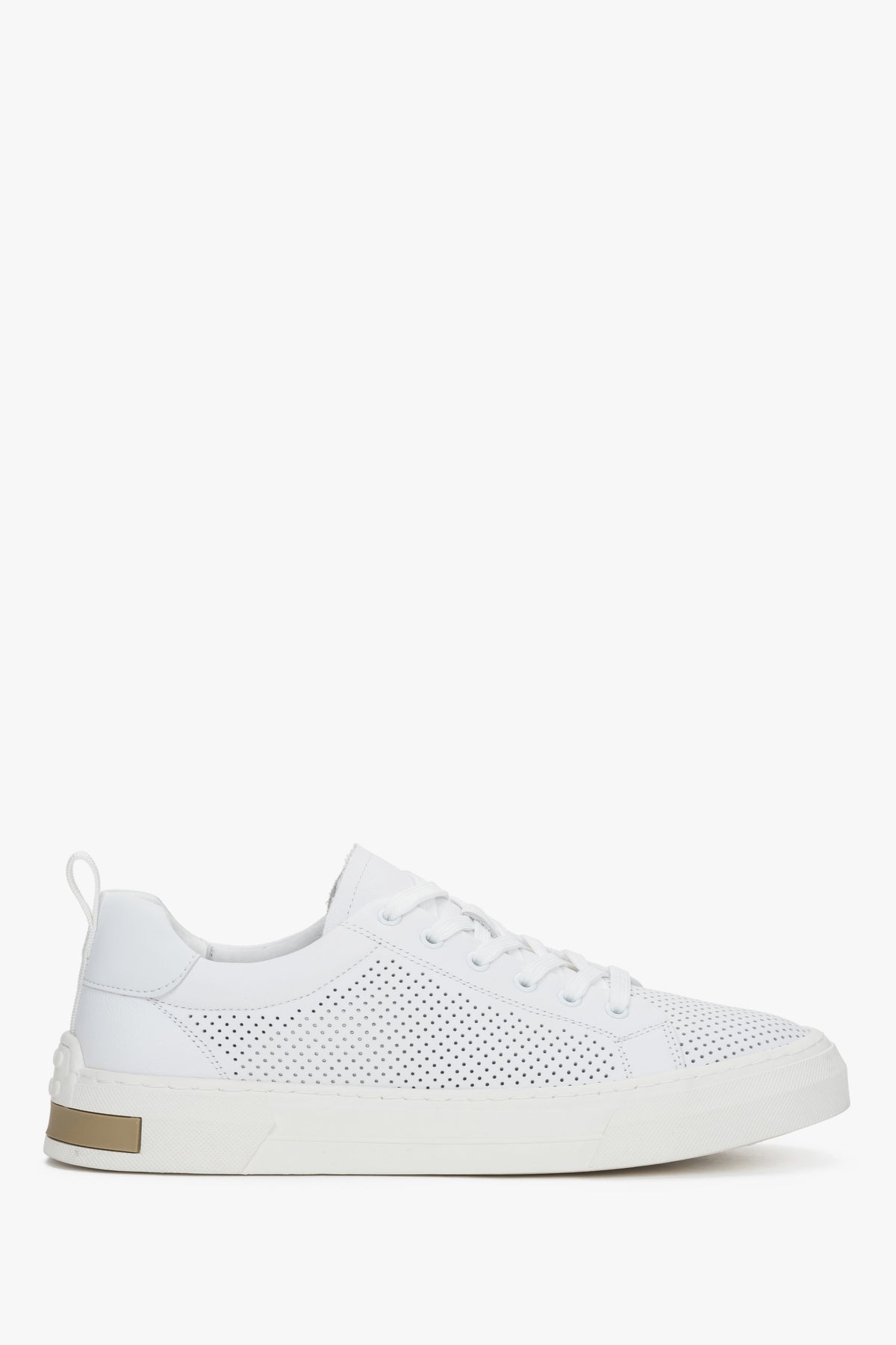 Profilansicht der weißen Herren-Sneaker aus weichem Echtleder mit Perforation.