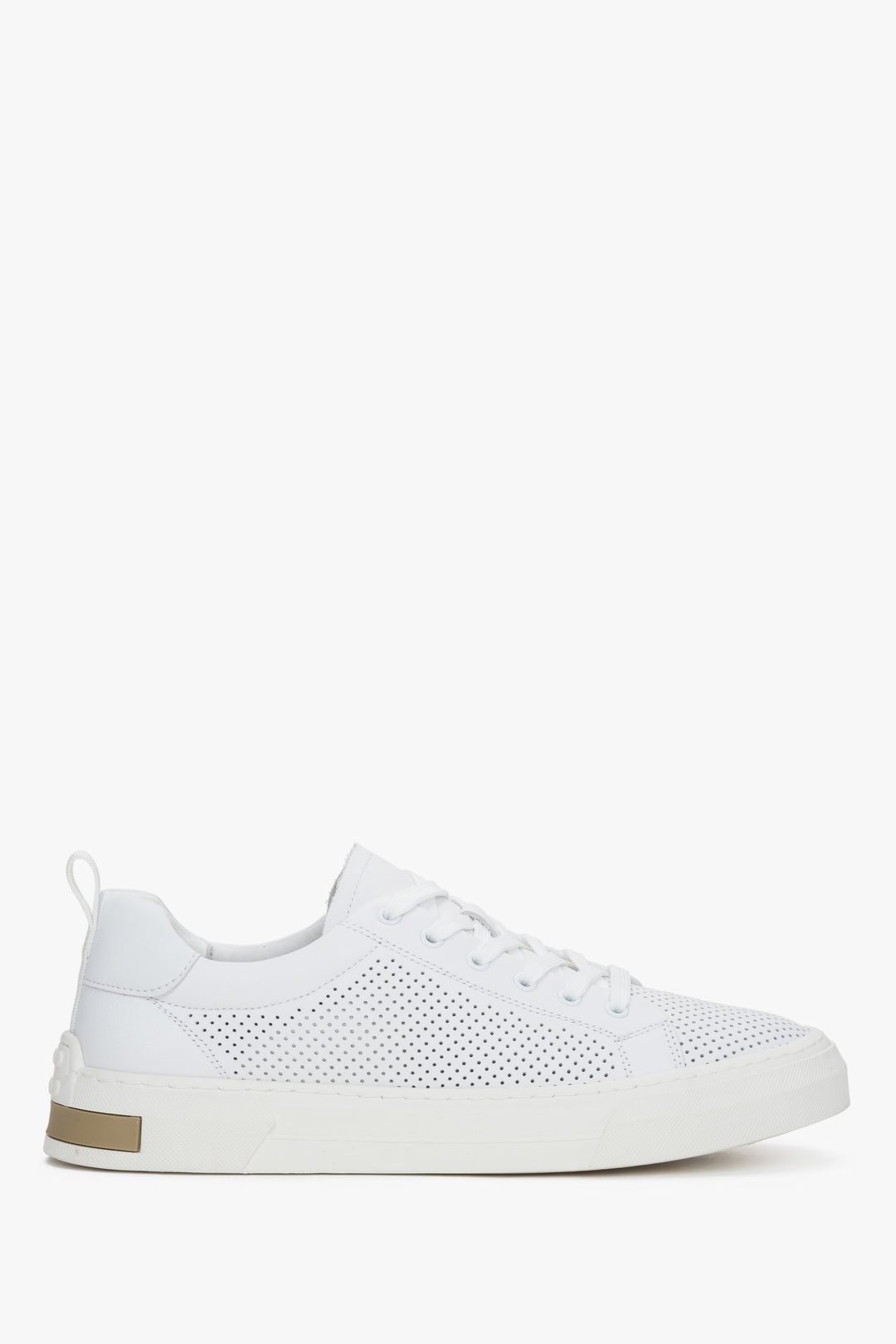 Profilansicht der weißen Herren-Sneaker aus weichem Echtleder mit Perforation.