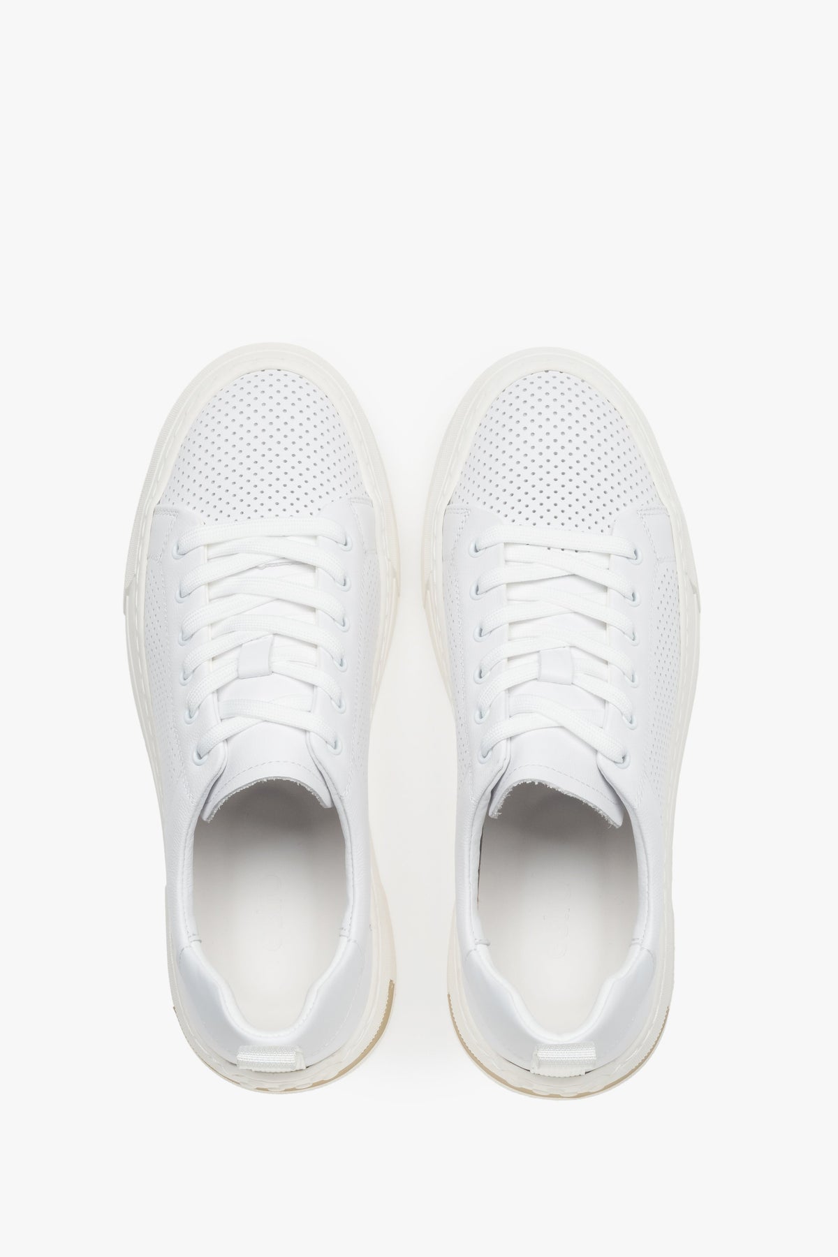 Draufsicht auf das Paar weißer Sneaker mit klassischer Schnürung.