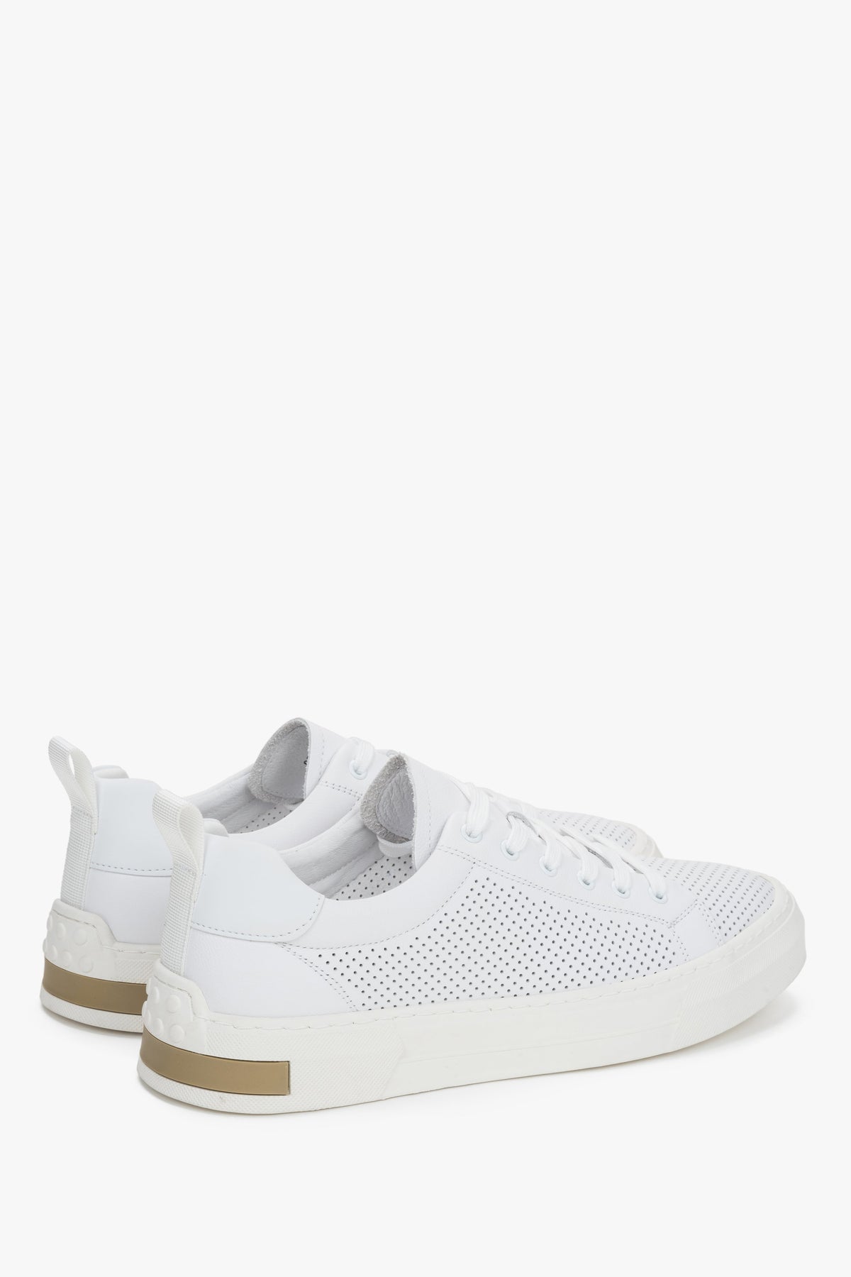 Andere schräge Ansicht des modischen Echtleder-Sneakers von Estro.