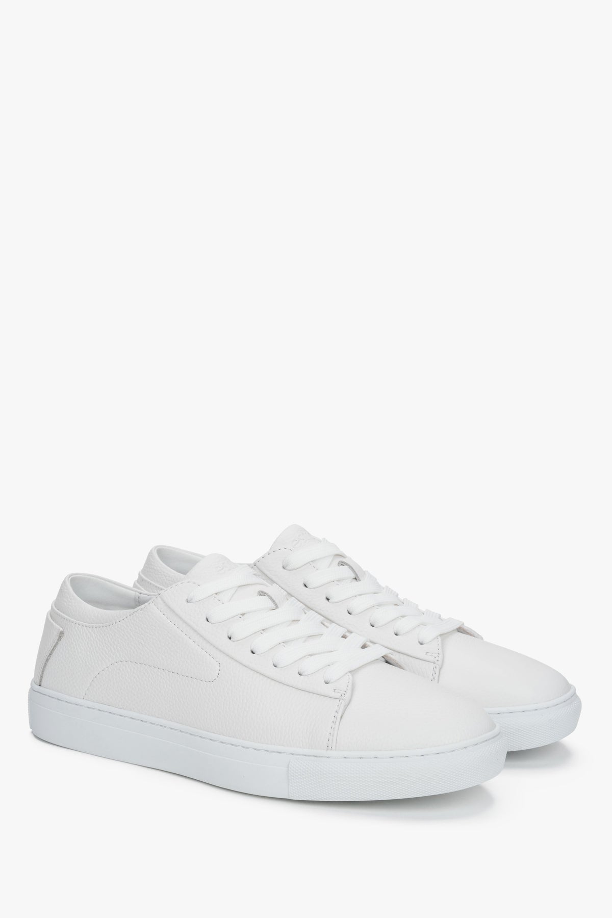 Schräge Ansicht der weißen Herren-Sneaker mit klassischer Schnürung.