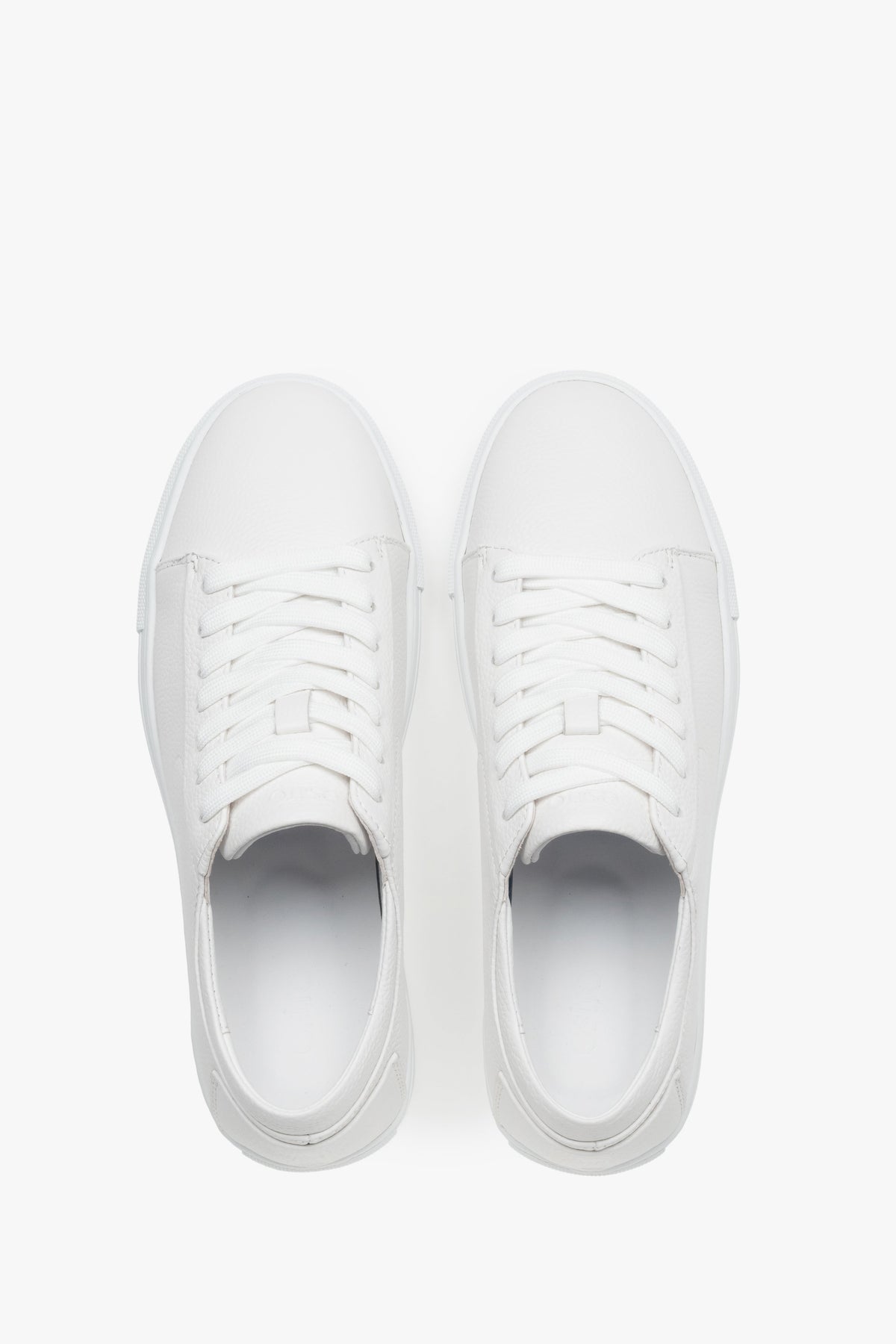 Draufsicht auf die klassischen weißen Sneaker für Herren.