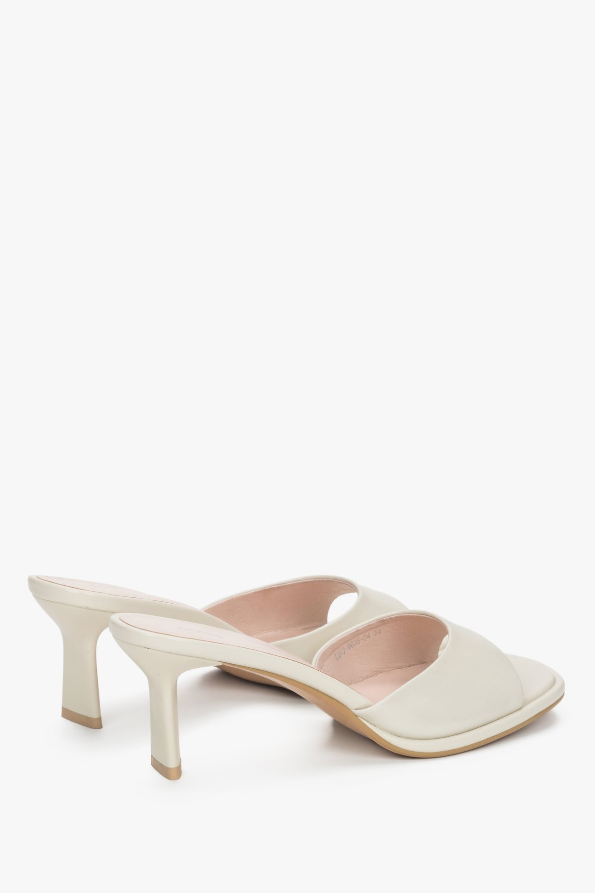 Stilvolle weiße Mules für Damen, ideal für sommerliche Business-Outfits.