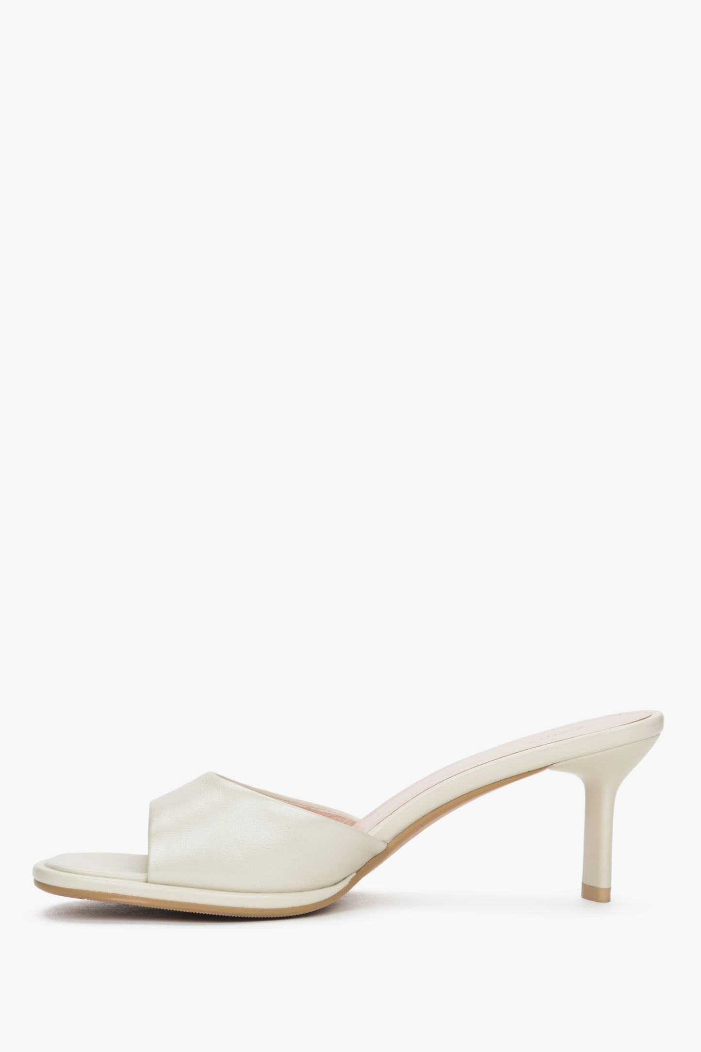 Estro Mules in Weiß mit modernem Absatz und minimalistischem Design.
