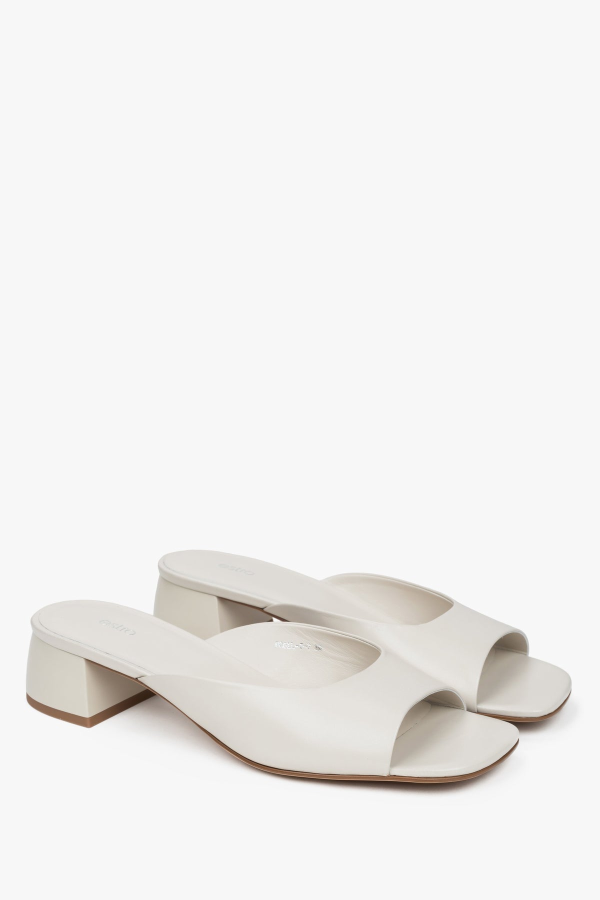Weiße Damen-Pantoletten von Estro aus echtem Leder z wygodnym niskim obcasem.