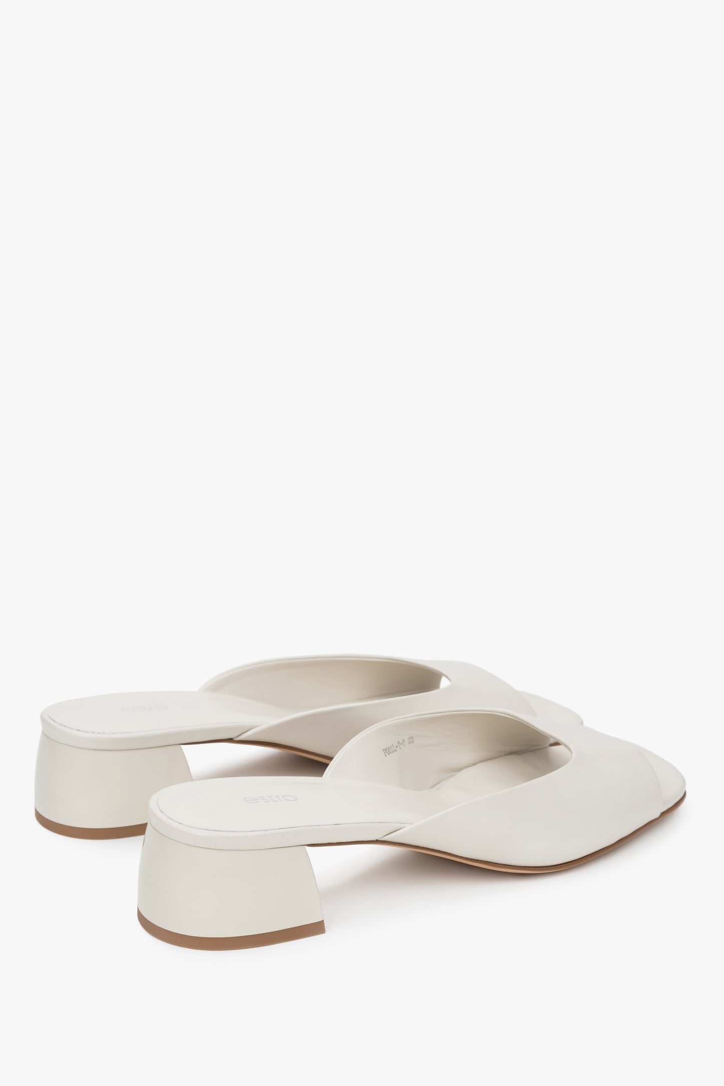 Elegante weiße Leder-Sandaletten ohne Riemen für sommerliche Alltags-Looks.