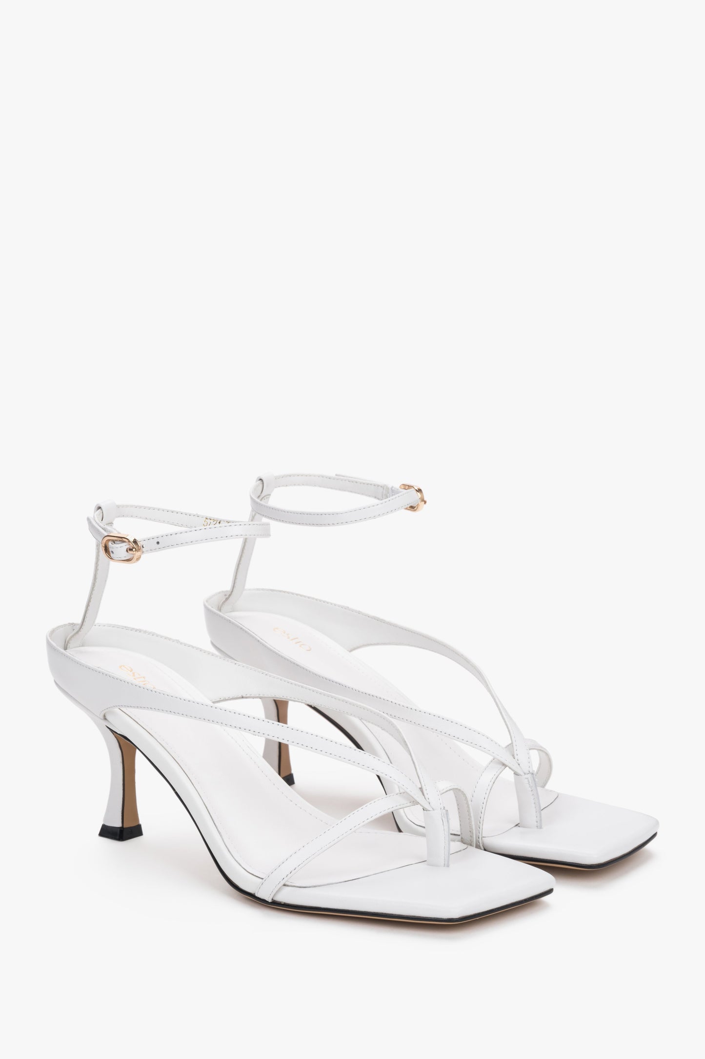 Seitenansicht der weißen Leder-Sandalen mit Trichterabsatz von Estro