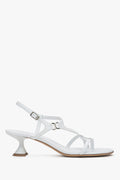 Rechte Seitenansicht der weißen Riemchensandalette mit 5,5 cm Kelchabsatz