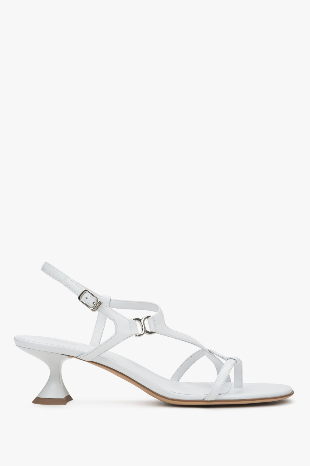 Rechte Seitenansicht der weißen Riemchensandalette mit 5,5 cm Kelchabsatz