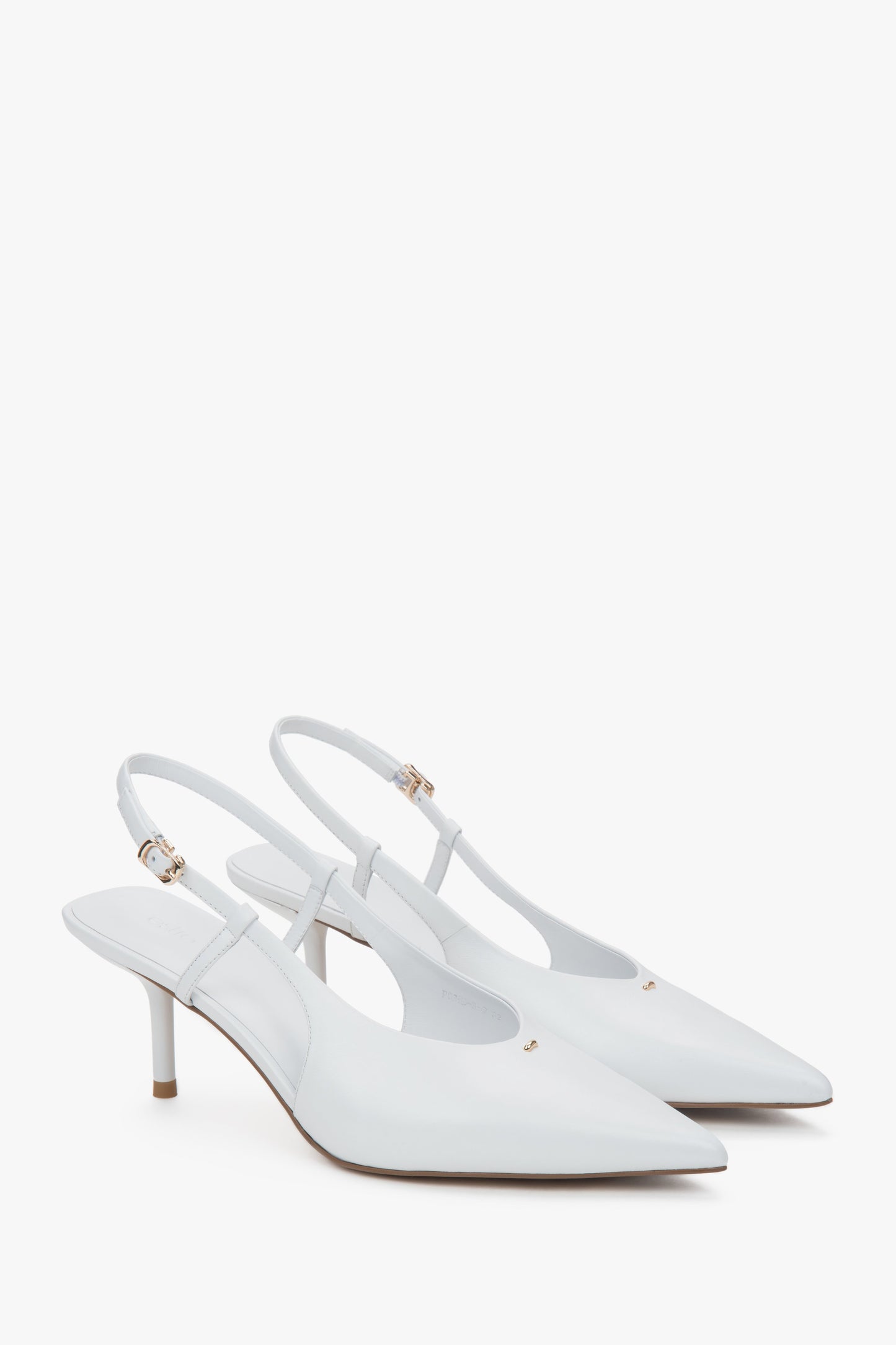 Schrägansicht des Paares eleganter weißer Slingbacks mit spitzer Zehenpartie