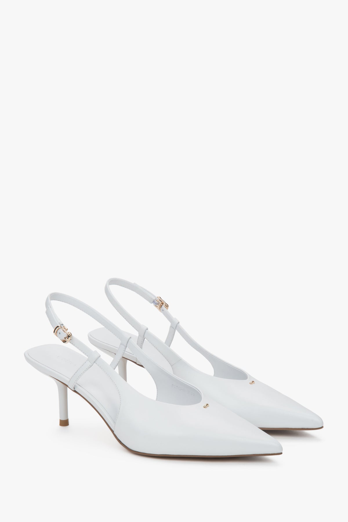Schrägansicht des Paares eleganter weißer Slingbacks mit spitzer Zehenpartie