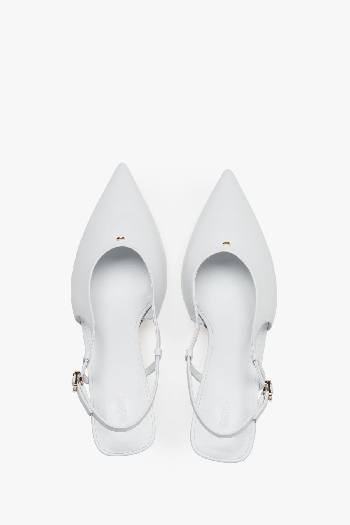 Draufsicht auf die weißen Slingbacks mit Fokus auf das weiche Chevro-Lederfußbett