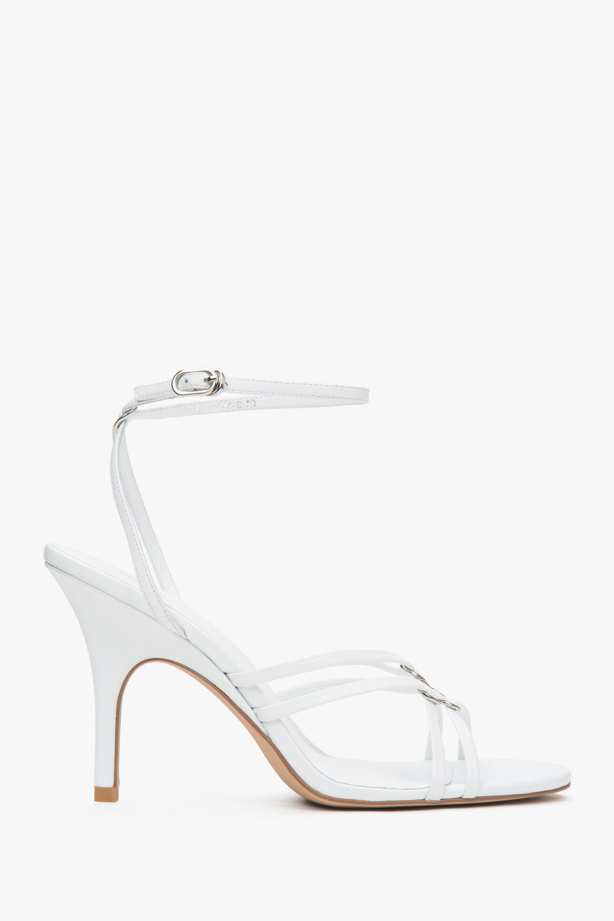 Rechte Seitenansicht der weißen Stiletto-Sandalette mit 10,5 cm Absatz und feinen Riemchen