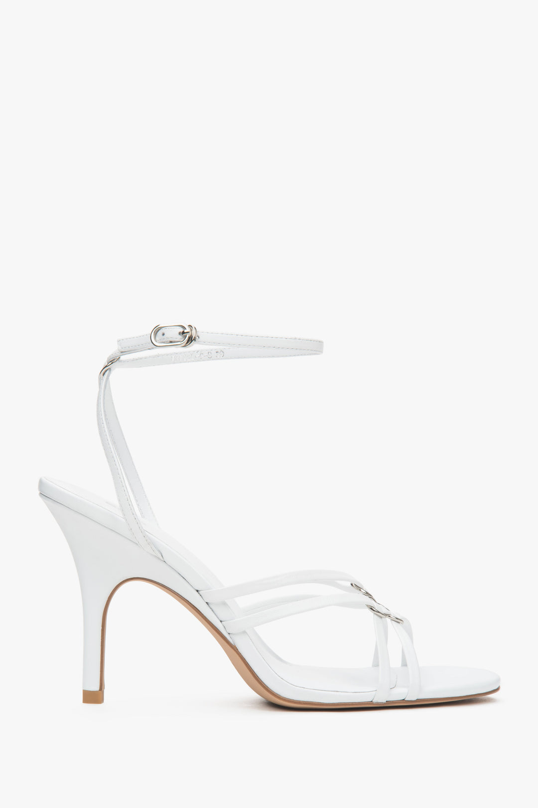 Rechte Seitenansicht der weißen Stiletto-Sandalette mit 10,5 cm Absatz und feinen Riemchen