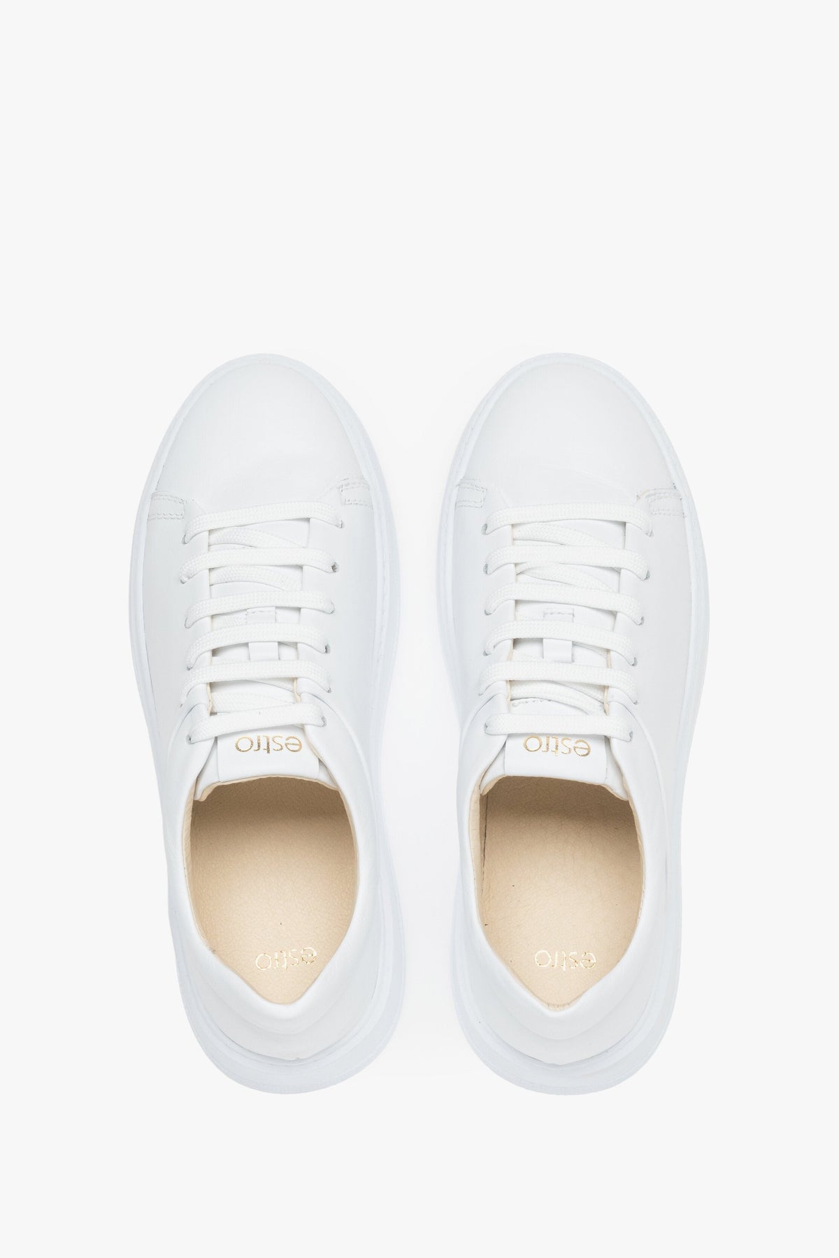 Damen-Sneaker aus weißem Leder – Ansicht von oben.