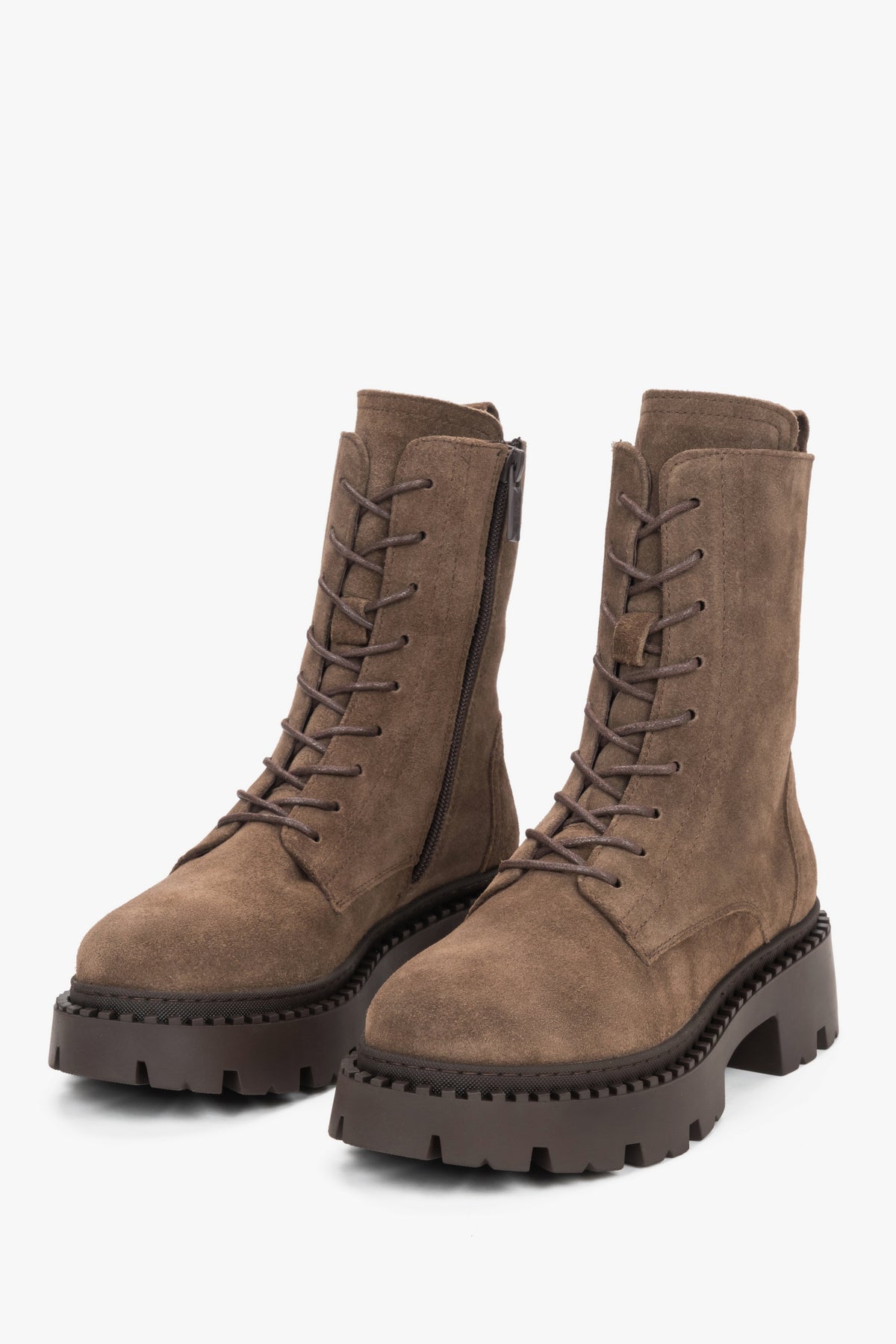 Ganzkörperansicht der braunen Plateau-Stiefeletten für Damen im Studio